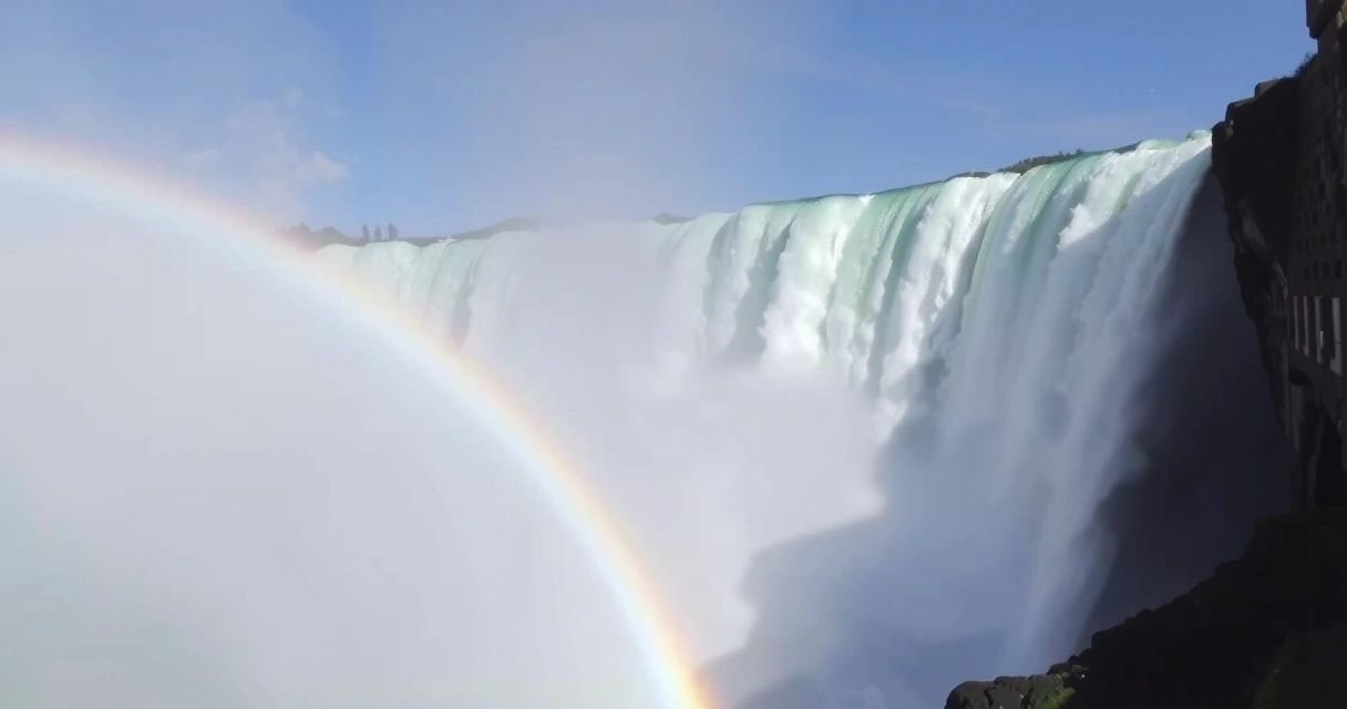 Ниагарский водопад с радугой